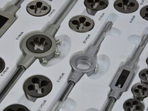 Zestaw Narzynek i Gwintownikow 110 el Kalibrowniki-5