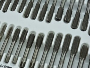 Zestaw Narzynek i Gwintownikow 110 el Kalibrowniki-4