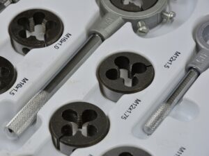 Zestaw Narzynek i Gwintownikow 110 el Kalibrowniki-6